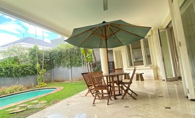 Disewa Rumah Cantik dan Luas Pakai Kolam Renang dan Taman Belakang Luas, Kemang