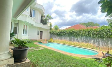 Disewa Rumah Cantik dan Luas Pakai Kolam Renang dan Taman Belakang Luas, Kemang