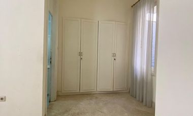 Disewa Rumah Cantik dan Luas Pakai Kolam Renang dan Taman Belakang Luas, Kemang