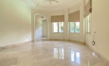 Disewa Rumah Cantik dan Luas Pakai Kolam Renang dan Taman Belakang Luas, Kemang