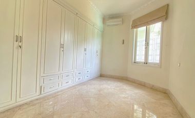 Disewa Rumah Cantik dan Luas Pakai Kolam Renang dan Taman Belakang Luas, Kemang