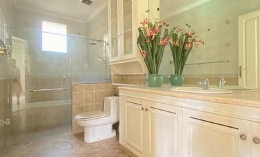 Disewa Rumah Cantik dan Luas Pakai Kolam Renang dan Taman Belakang Luas, Kemang