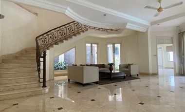 Disewa Rumah Cantik dan Luas Pakai Kolam Renang dan Taman Belakang Luas, Kemang