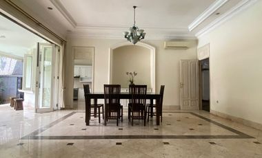 Disewa Rumah Cantik dan Luas Pakai Kolam Renang dan Taman Belakang Luas, Kemang