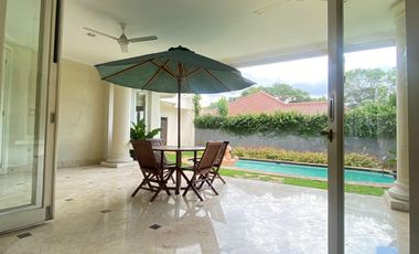 Disewa Rumah Cantik dan Luas Pakai Kolam Renang dan Taman Belakang Luas, Kemang