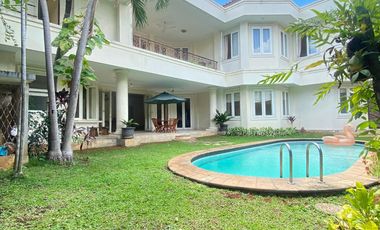 Disewa Rumah Cantik dan Luas Pakai Kolam Renang dan Taman Belakang Luas, Kemang