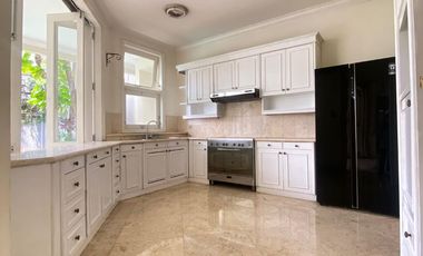 Disewa Rumah Cantik dan Luas Pakai Kolam Renang dan Taman Belakang Luas, Kemang