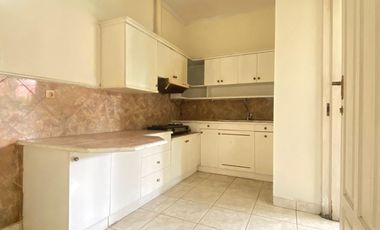 Disewa Rumah Cantik dan Luas Pakai Kolam Renang dan Taman Belakang Luas, Kemang