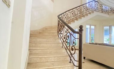 Disewa Rumah Cantik dan Luas Pakai Kolam Renang dan Taman Belakang Luas, Kemang