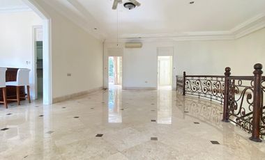 Disewa Rumah Cantik dan Luas Pakai Kolam Renang dan Taman Belakang Luas, Kemang