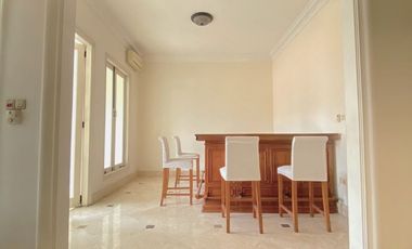 Disewa Rumah Cantik dan Luas Pakai Kolam Renang dan Taman Belakang Luas, Kemang