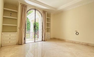 Disewa Rumah Cantik dan Luas Pakai Kolam Renang dan Taman Belakang Luas, Kemang