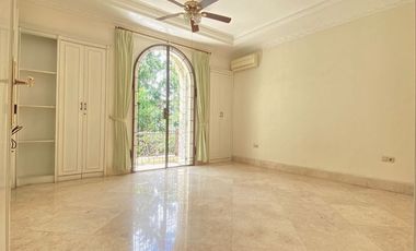 Disewa Rumah Cantik dan Luas Pakai Kolam Renang dan Taman Belakang Luas, Kemang