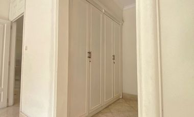 Disewa Rumah Cantik dan Luas Pakai Kolam Renang dan Taman Belakang Luas, Kemang