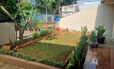 RUMAH ASRI DAN NYAMAN DENGAN TAMAN LUAS PALING CANTIK!! LOKASI JUARA