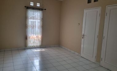 RUMAH ASRI DAN NYAMAN DENGAN TAMAN LUAS PALING CANTIK!! LOKASI JUARA