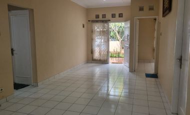 RUMAH ASRI DAN NYAMAN DENGAN TAMAN LUAS PALING CANTIK!! LOKASI JUARA