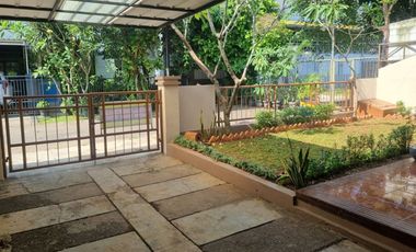 RUMAH ASRI DAN NYAMAN DENGAN TAMAN LUAS PALING CANTIK!! LOKASI JUARA