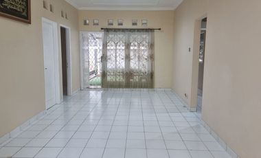 RUMAH ASRI DAN NYAMAN DENGAN TAMAN LUAS PALING CANTIK!! LOKASI JUARA