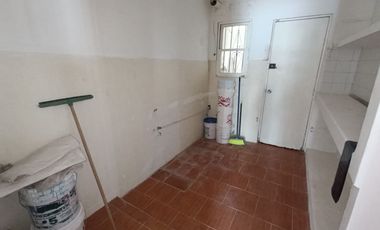 CASA ADAPTADA PARA LOCAL COMERCIAL