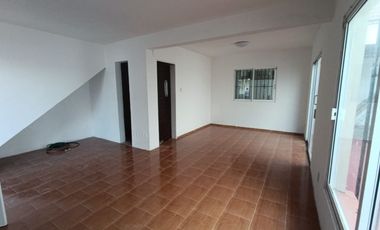CASA ADAPTADA PARA LOCAL COMERCIAL