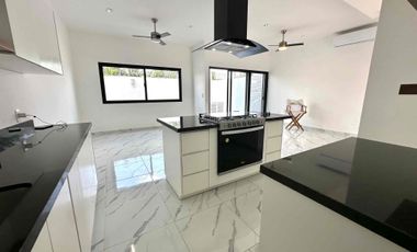 EN VENTA CASA CON ALBERCA- ARBOLADA BY CUMBRES CANCÚN