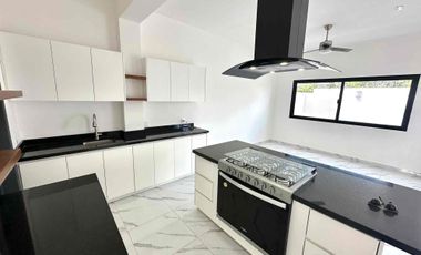 EN VENTA CASA CON ALBERCA- ARBOLADA BY CUMBRES CANCÚN