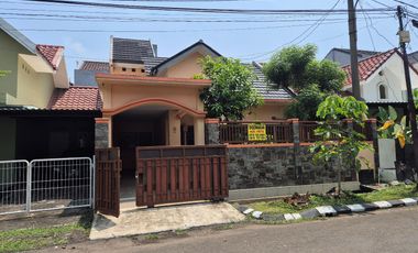 Rmh bagus di Jl Akalipa Ry Kemang Pratm 3, Kt3+1, Km2+1, siap huni, carport dan taman depan