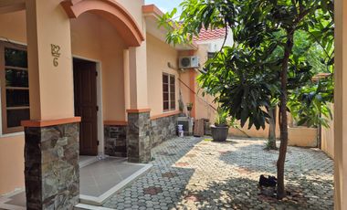 Rmh bagus di Jl Akalipa Ry Kemang Pratm 3, Kt3+1, Km2+1, siap huni, carport dan taman depan