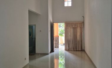 Rmh bagus di Jl Akalipa Ry Kemang Pratm 3, Kt3+1, Km2+1, siap huni, carport dan taman depan