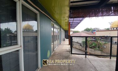 Disewakan Bangunan 3 Lantai & Roof Top, Berhalaman Luas di Jl. Jambore Belakang Trans Park Cibubur