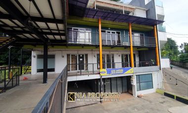 Disewakan Bangunan 3 Lantai & Roof Top, Berhalaman Luas di Jl. Jambore Belakang Trans Park Cibubur