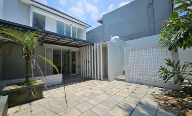 0914 - Disewakan Rumah LT 216m2 LB 170m2 di The Mansion Pakuwon Indah