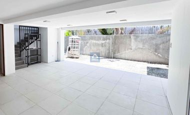 𝐌𝐨𝐝𝐞𝐫𝐧 𝟕-𝐁𝐞𝐝𝐫𝐨𝐨𝐦 𝐇𝐨𝐮𝐬𝐞 𝐚𝐧𝐝 𝐋𝐨𝐭 𝐟𝐨𝐫 𝐒𝐚𝐥𝐞 𝐢𝐧 𝐋𝐚𝐨𝐚𝐠 𝐂𝐢𝐭𝐲, 𝐈𝐥𝐨𝐜𝐨𝐬 𝐍𝐨𝐫𝐭𝐞