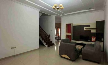 DIJUAL DAN DISEWAKAN VILLA SIAP HUNI FURNISHED DI KOMPLEK CEMARA ASRI JL ANGGUR