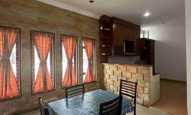 DIJUAL DAN DISEWAKAN VILLA SIAP HUNI FURNISHED DI KOMPLEK CEMARA ASRI JL ANGGUR