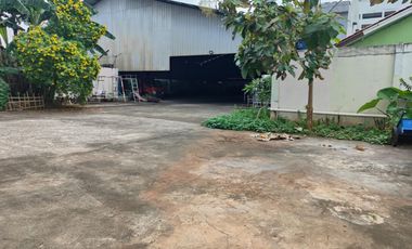 Gudang siap pakai muat kontainer lokasi pinggir jalan besar