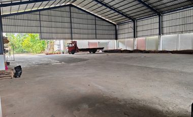 Gudang siap pakai muat kontainer lokasi pinggir jalan besar