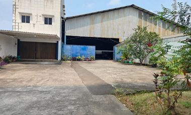 Gudang siap pakai muat kontainer lokasi pinggir jalan besar