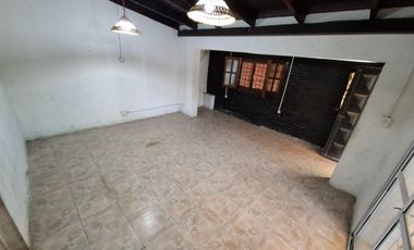 Casa de 2 dormitorio con comodín en Granadero Baigorria.