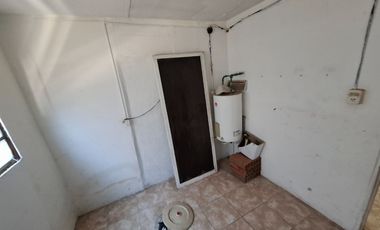 Casa de 2 dormitorio con comodín en Granadero Baigorria.