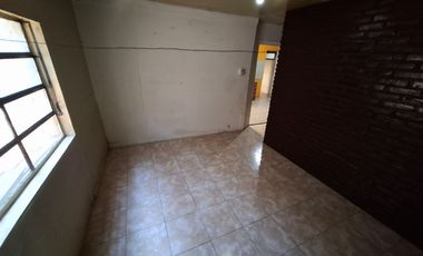 Casa de 2 dormitorio con comodín en Granadero Baigorria.