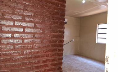 Casa de 2 dormitorio con comodín en Granadero Baigorria.