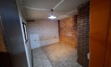 Casa de 2 dormitorio con comodín en Granadero Baigorria.