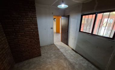 Casa de 2 dormitorio con comodín en Granadero Baigorria.