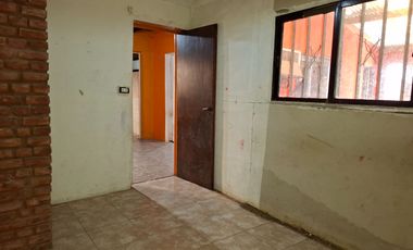 Casa de 2 dormitorio con comodín en Granadero Baigorria.