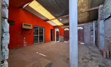 Casa de 2 dormitorio con comodín en Granadero Baigorria.