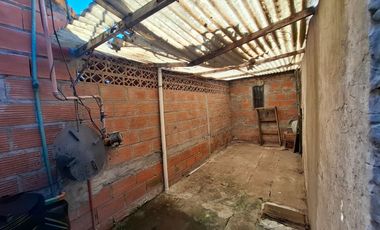 Casa de 2 dormitorio con comodín en Granadero Baigorria.