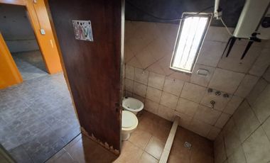 Casa de 2 dormitorio con comodín en Granadero Baigorria.