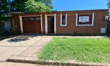 Casa de 2 dormitorio con comodín en Granadero Baigorria.